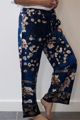 Modflower vidde bukser med elastik i taljen i blåt mønster med hvide blomster og sidelommer i bomuld